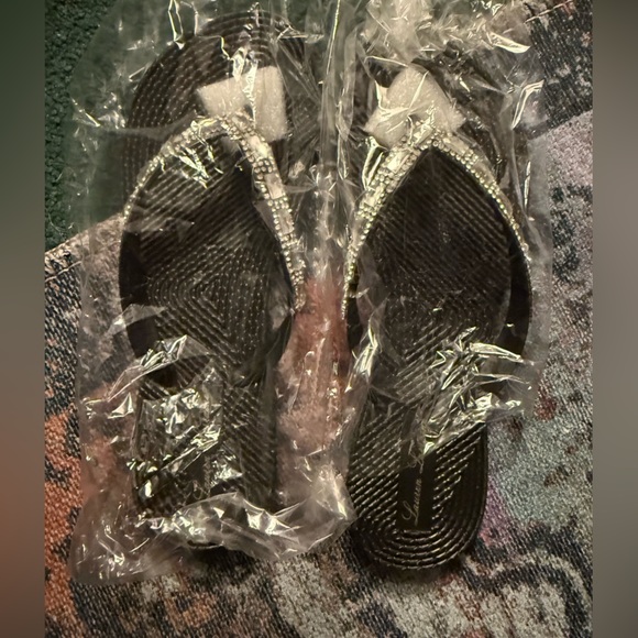 Lauren Lorraine Black and Silver Gigi Flip Flops - Size 6 - Damaged Box - Picture 4 of 7